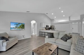 Smart TV - Spacious 5-Bedroom Villa, 8-Beds w/Pool & Spa Sleeps13, 20min to Disney (Davenport)