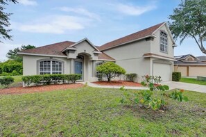 Exterior - Spacious 5-Bedroom Villa, 8-Beds w/Pool & Spa Sleeps13, 20min to Disney (Davenport)