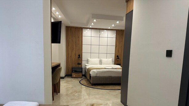 Kamar Triple Deluks, pemandangan kota | Brankas, meja kerja, ruang kerja ramah laptop, dan tirai kedap cahaya