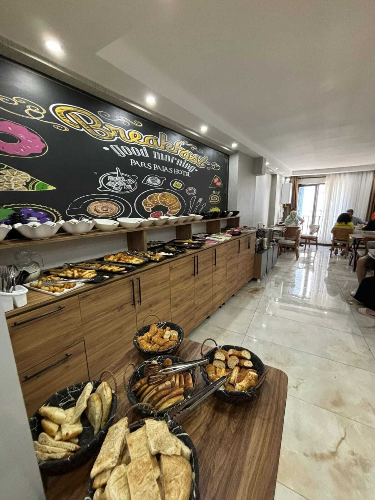 朝食 (ビュッフェ)、毎日提供 (無料)