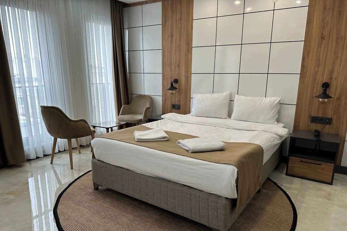 Chambre Double Deluxe, non-fumeurs, vue ville | Coffres-forts dans les chambres, bureau