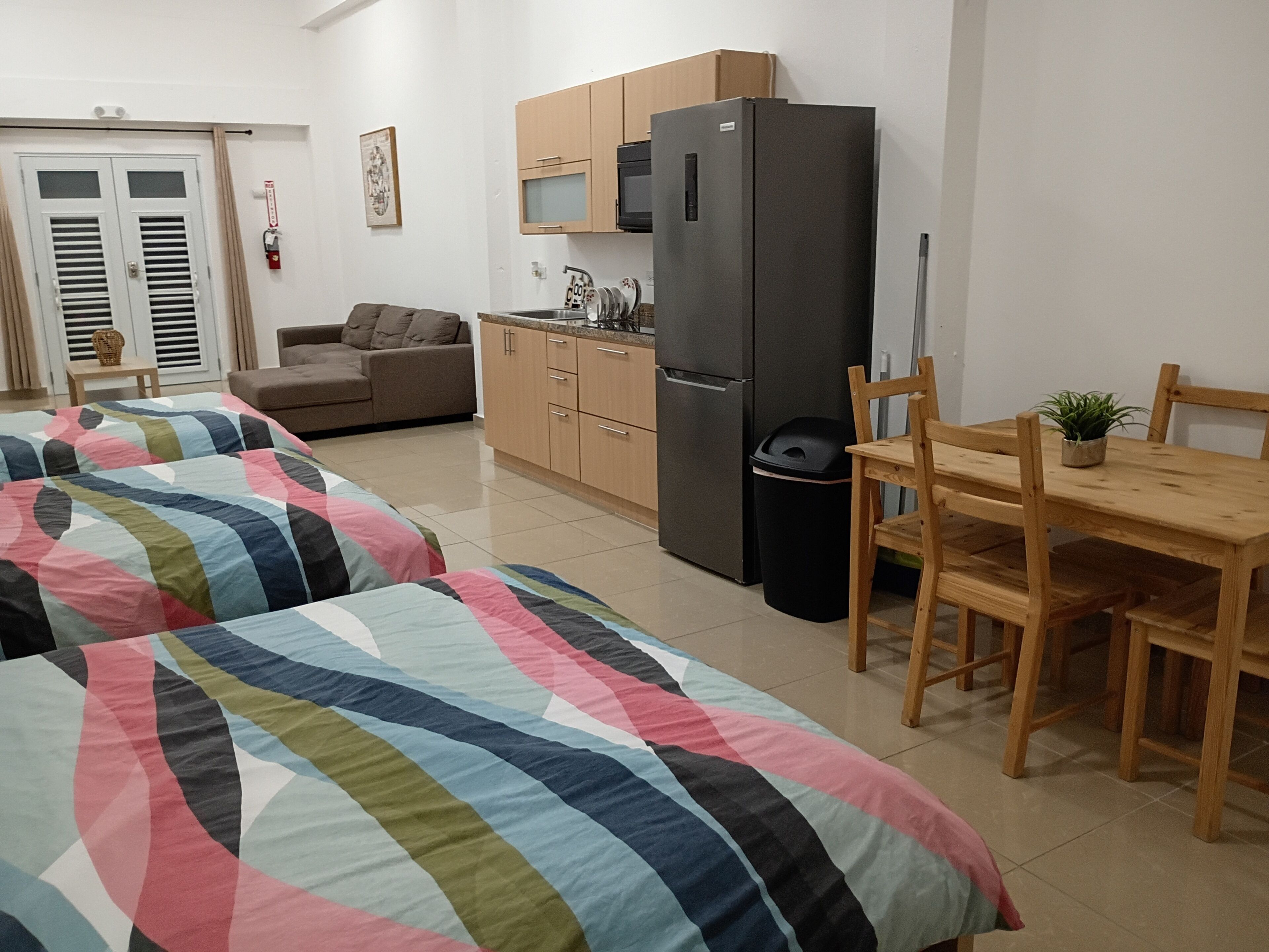 Un espai vital compacte amb una cuineta, zona de menjador i sofà.