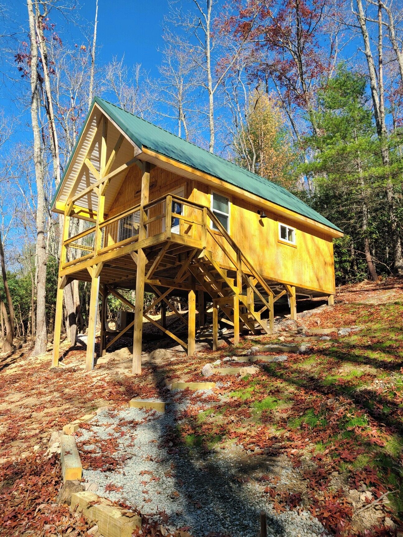 Cozy cabin in the woods on a beautiful Christmas Tree/Events Farm. 