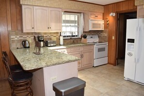 Fridge, microwave, oven, stovetop - Meme’s Landing-4BR Canal Front | Fire Pit | Kayaks (Chincoteague)