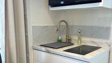 Jääkaappi, mikroaaltouuni, liesi, kahvin-/teenkeitin