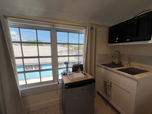 Réfrigérateur, micro-ondes, plaque de cuisson, cafetière/bouilloire