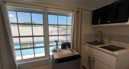 LUX 5 - Cozy 1-bed 1bath w/ WiFi, AC in a beautiful neighborhood in Nassau city