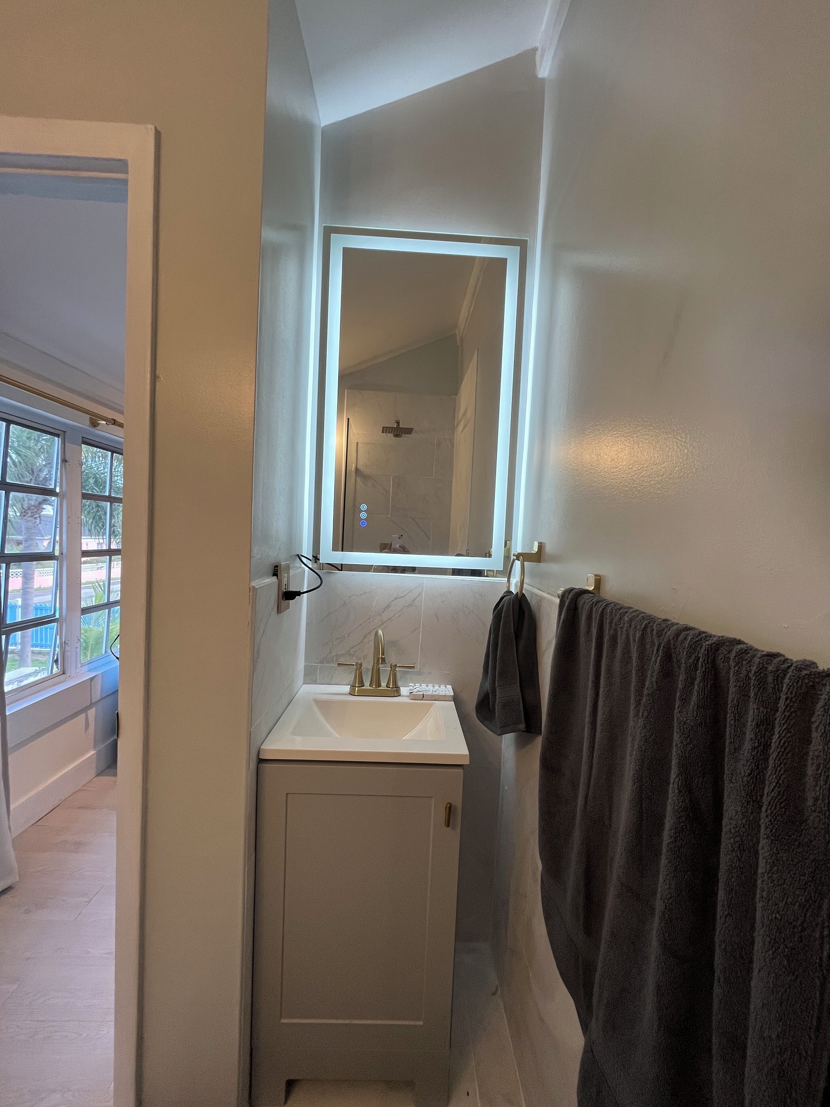 Een douche, een haardroger, handdoeken, zeep