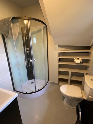 Douche, articles de toilette écologiques, sèche-cheveux