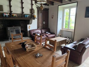 Living area - Le Gîte des Vaches, a place dedicated to our friends the cows, 20 minutes from the sea! (Gavray-sur-Sienne)