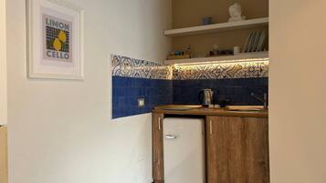 Habitación doble tradicional | Cocina privada | Refrigerador, microondas, parrilla de estufa y utensilios de cocina