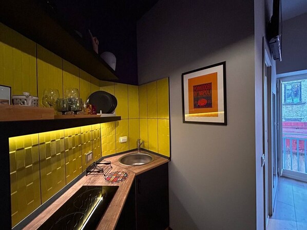 Design Double Room | Private kitchen | Fridge, microwave, stovetop, cookware/dishes/utensils