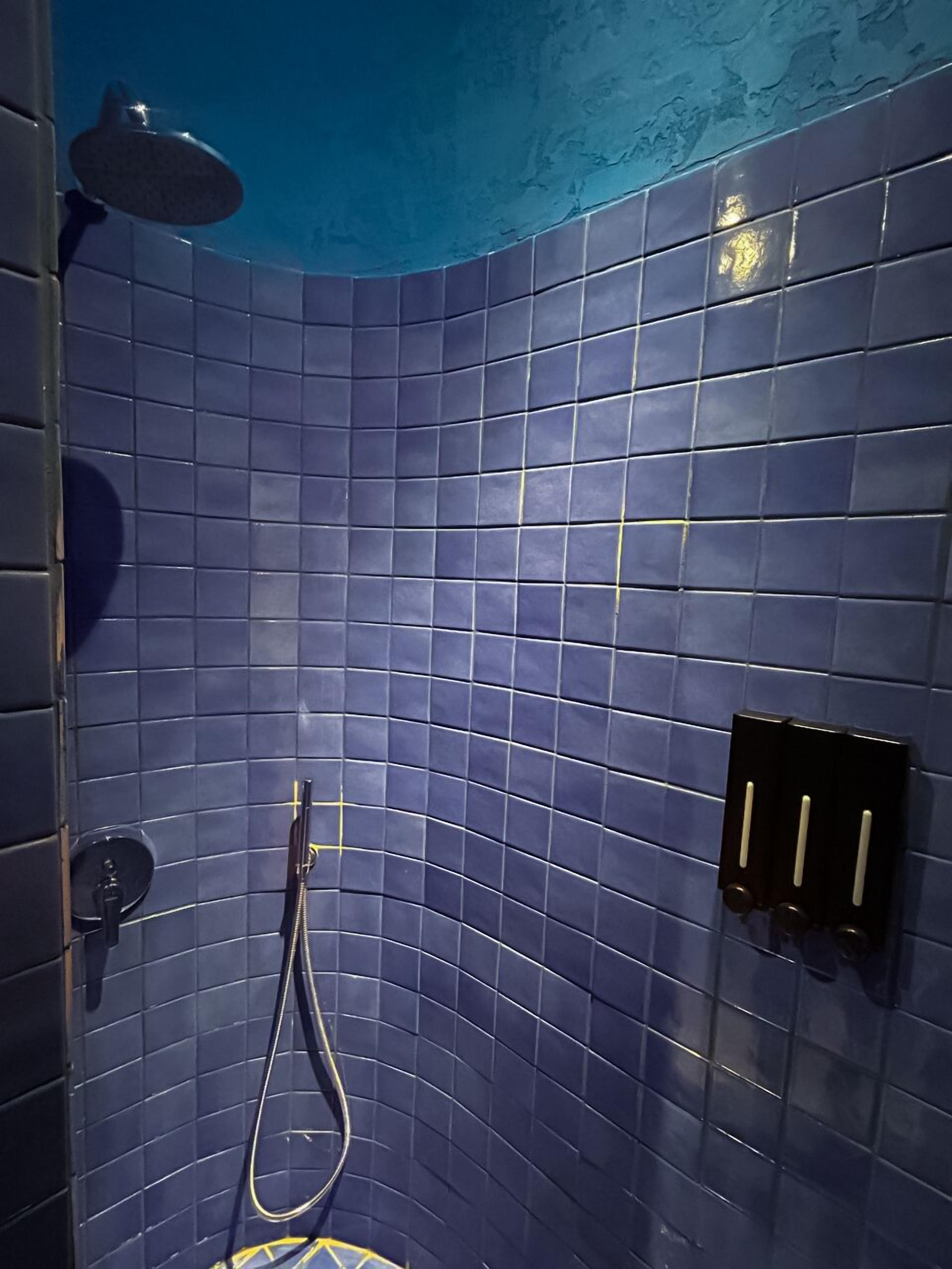 ISLA Sopramuro | Bathroom | Shower, hair dryer, towels, soap