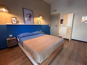 Quarto casal tradicional | Cofres nos quartos, individualmente mobiliados, cortinas blackout