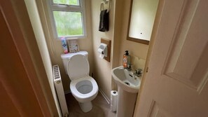 Secadora de cabello, toallas, jabón, shampoo 