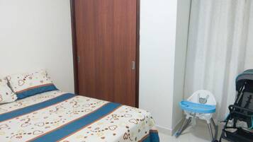 3 habitaciones, tabla de planchar con plancha, wifi y ropa de cama