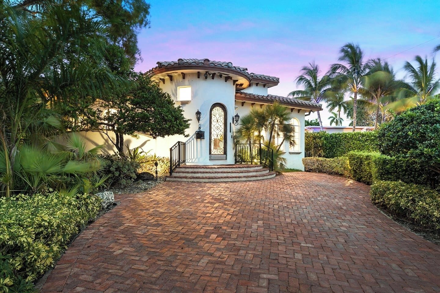 Luxurious 5BR/3BA Lakefront Villa near Beach
