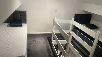 3 kamar tidur, setrika/meja setrika, Wi-Fi gratis, dan seprai linen