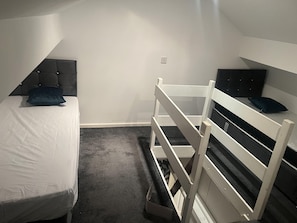 3 quartos, ferros/tábuas de passar roupa, Wi-Fi de cortesia