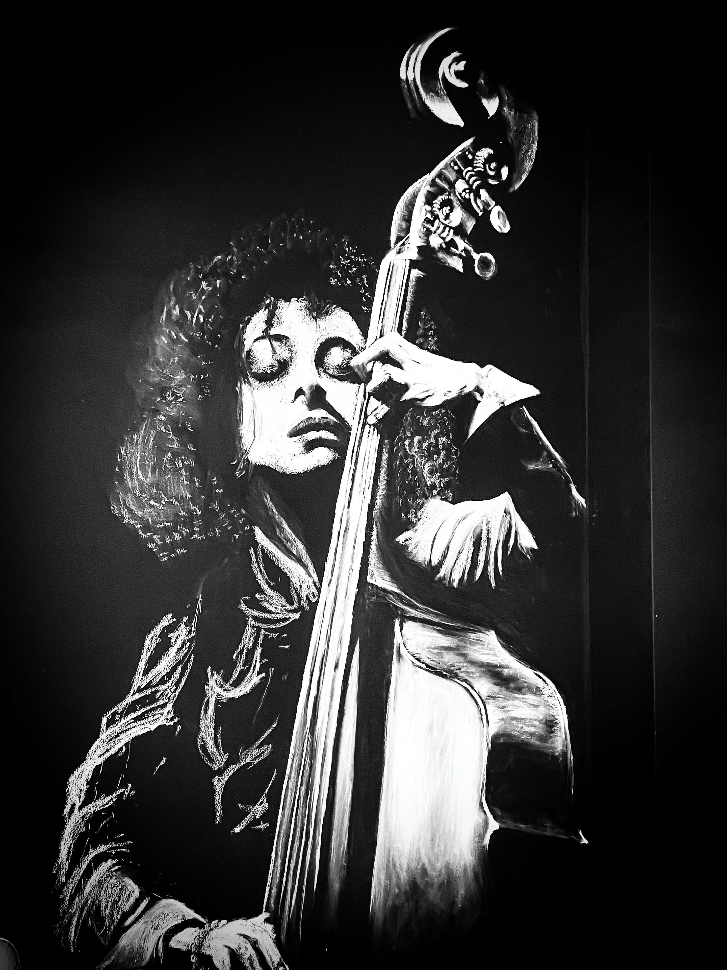 Una persona tocando un contrabajo.