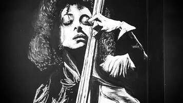 Una persona tocando un contrabajo.