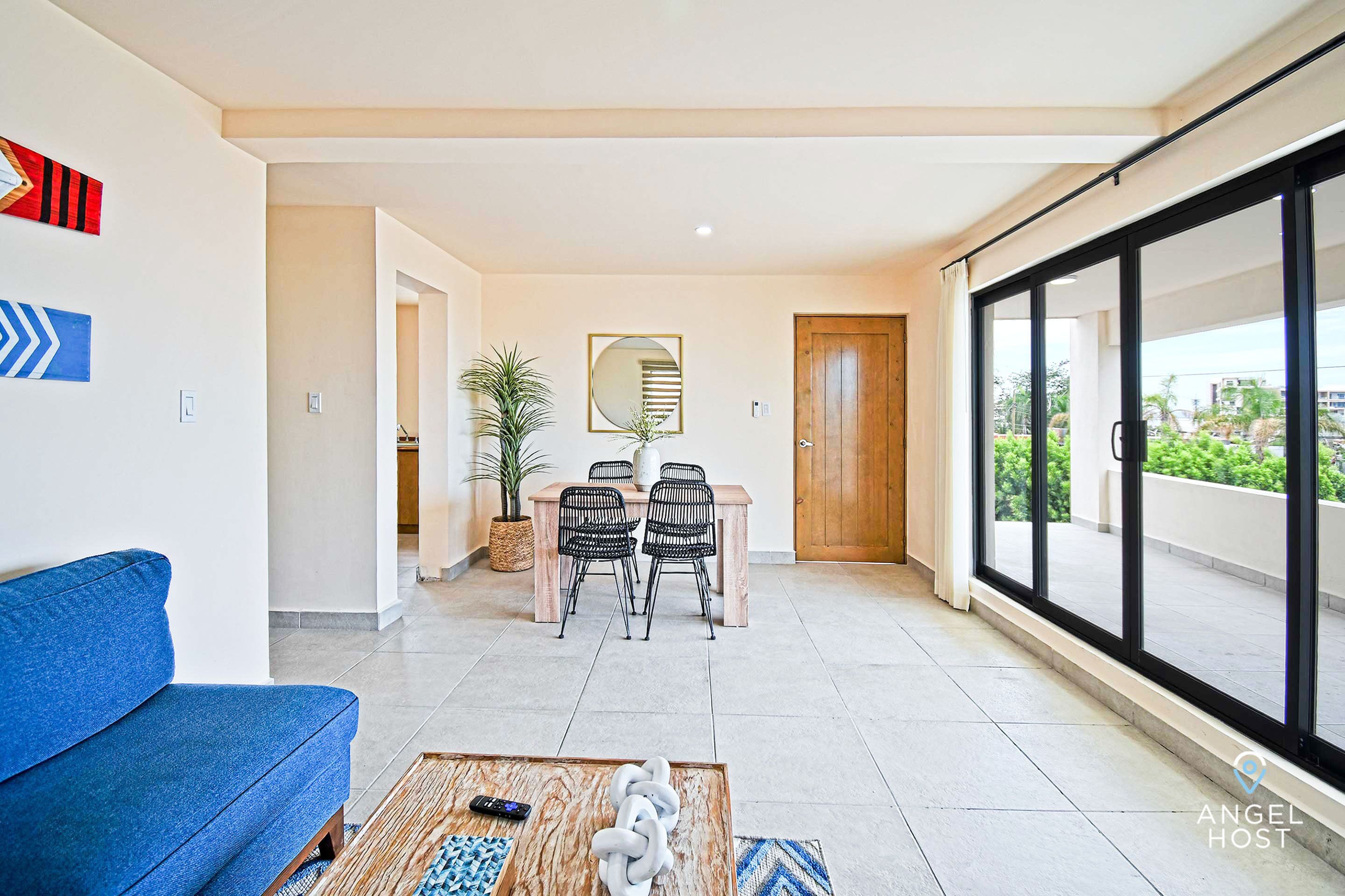 Căn hộ tiện nghi đơn giản, 2 phòng ngủ, ban công | Khu phòng khách | Smart TV, dịch vụ stream 