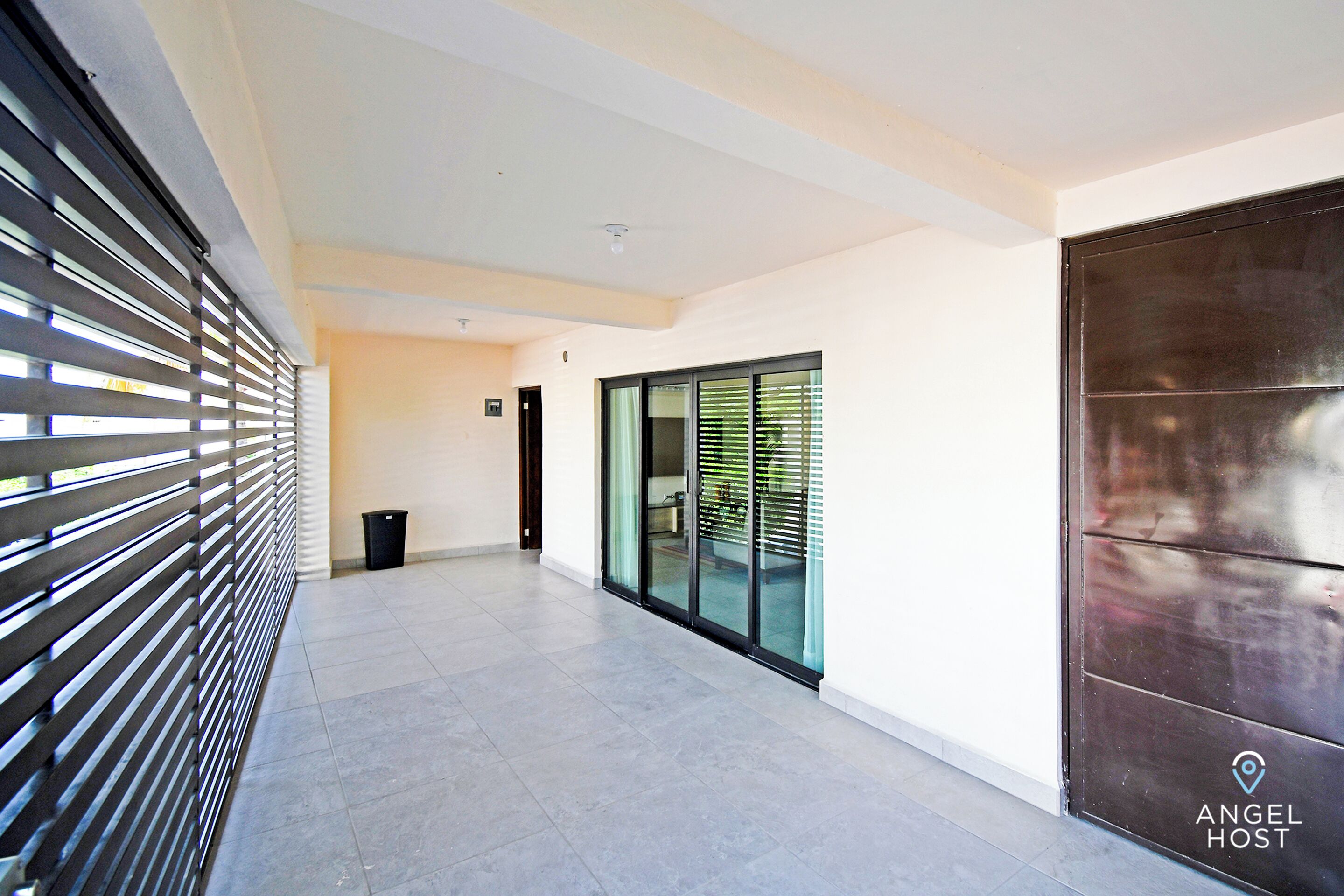 Căn hộ tiện nghi đơn giản, 2 phòng ngủ, quang cảnh hồ bơi | Hiên