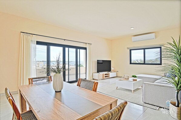 In-room dining - Cozy Stay with onsite Pool Near Malecon (La Paz)