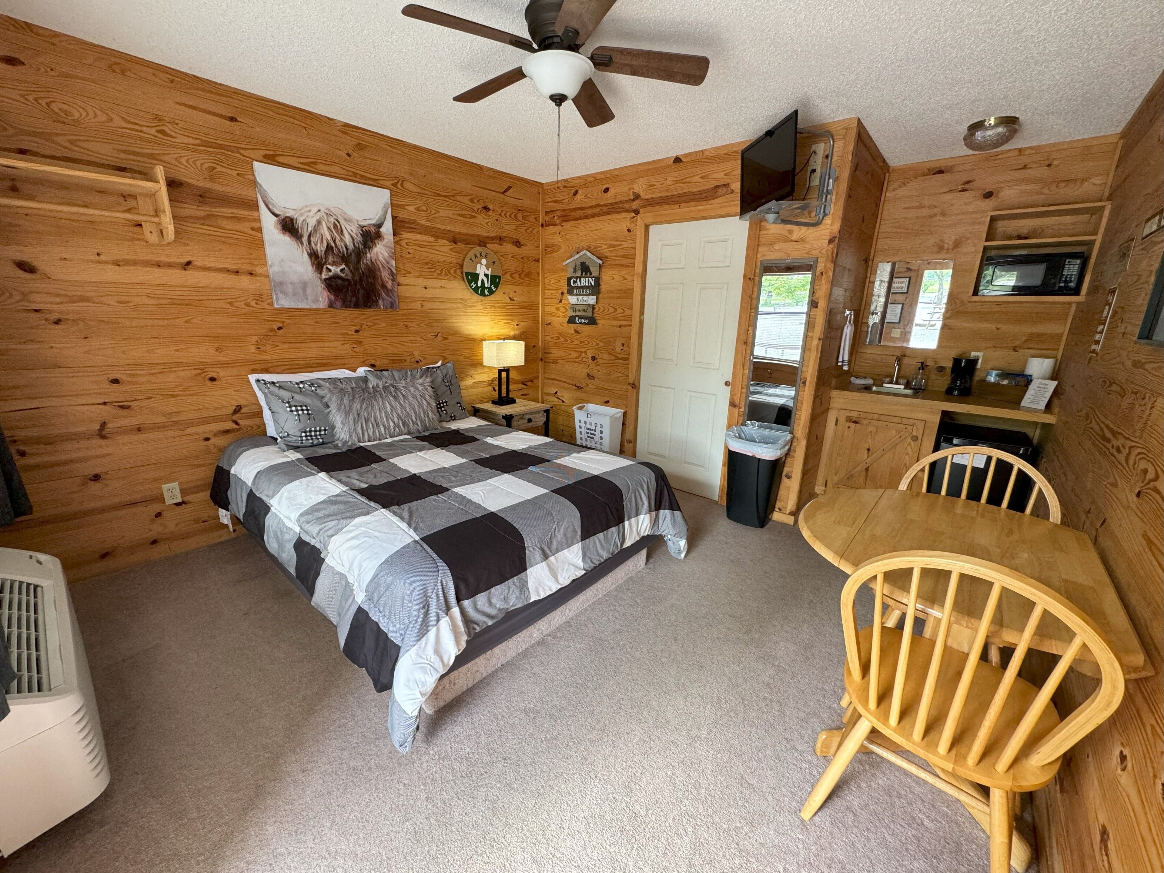 Americana Cabin in Ozark RV Park in Mountain View - Next to Folk Center!