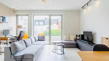 Apartment, Courtyard View | Ruang tamu | TV skrin rata
