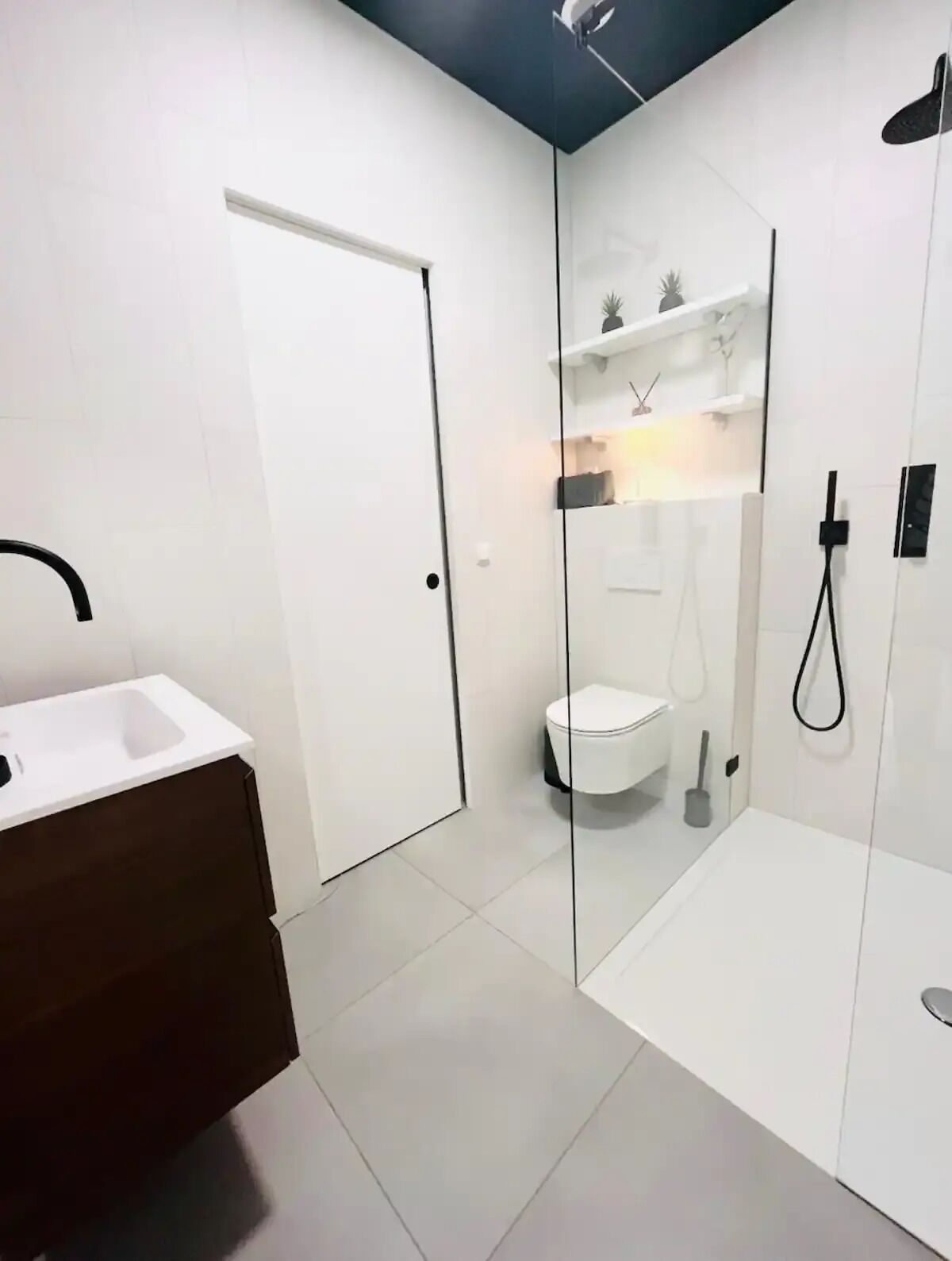 Apartment, Blick auf den Innenhof | Badezimmer