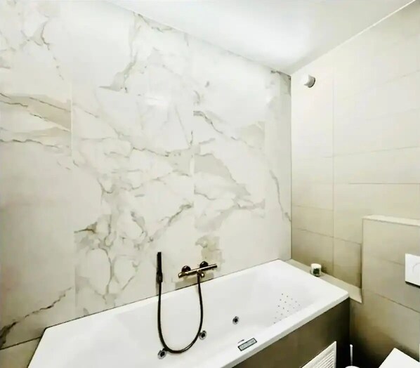 Apartment, Courtyard View | Bathroom - New 2 bedrooms in Luxembourg (Luxembourg City)