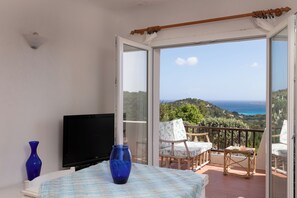 Huoneisto, parveke, merinäköala | Oleskelualue | 30–tuumainen taulutelevisio, jossa digitaalikanavat