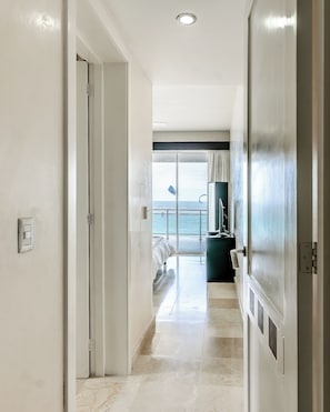 2 bedrooms, iron/ironing board, travel cot, free WiFi - Oceanfront Pool, Hot Tub & King Beds | Watermark 306 (Cabarete)