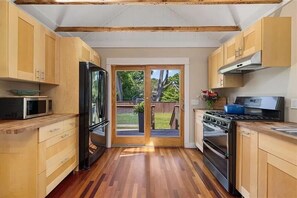 冷蔵庫、電子レンジ、オーブン、コンロ