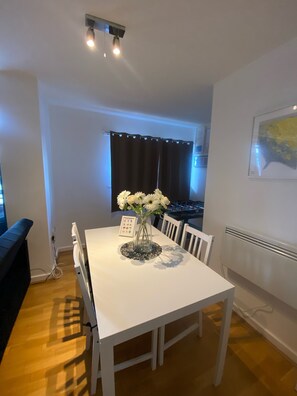Apartment | Dining - Cozy Apartment Overlooking Emirates Stadium (London)