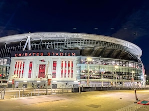 Estádio Emirates com seu distinto teto curvo e grande sinalização.