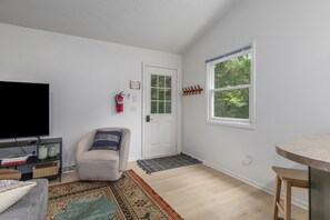 Smart TV - Charming 2-bedroom house in Saugatuck with AC, WiFi, Pet Friendly (Saugatuck)