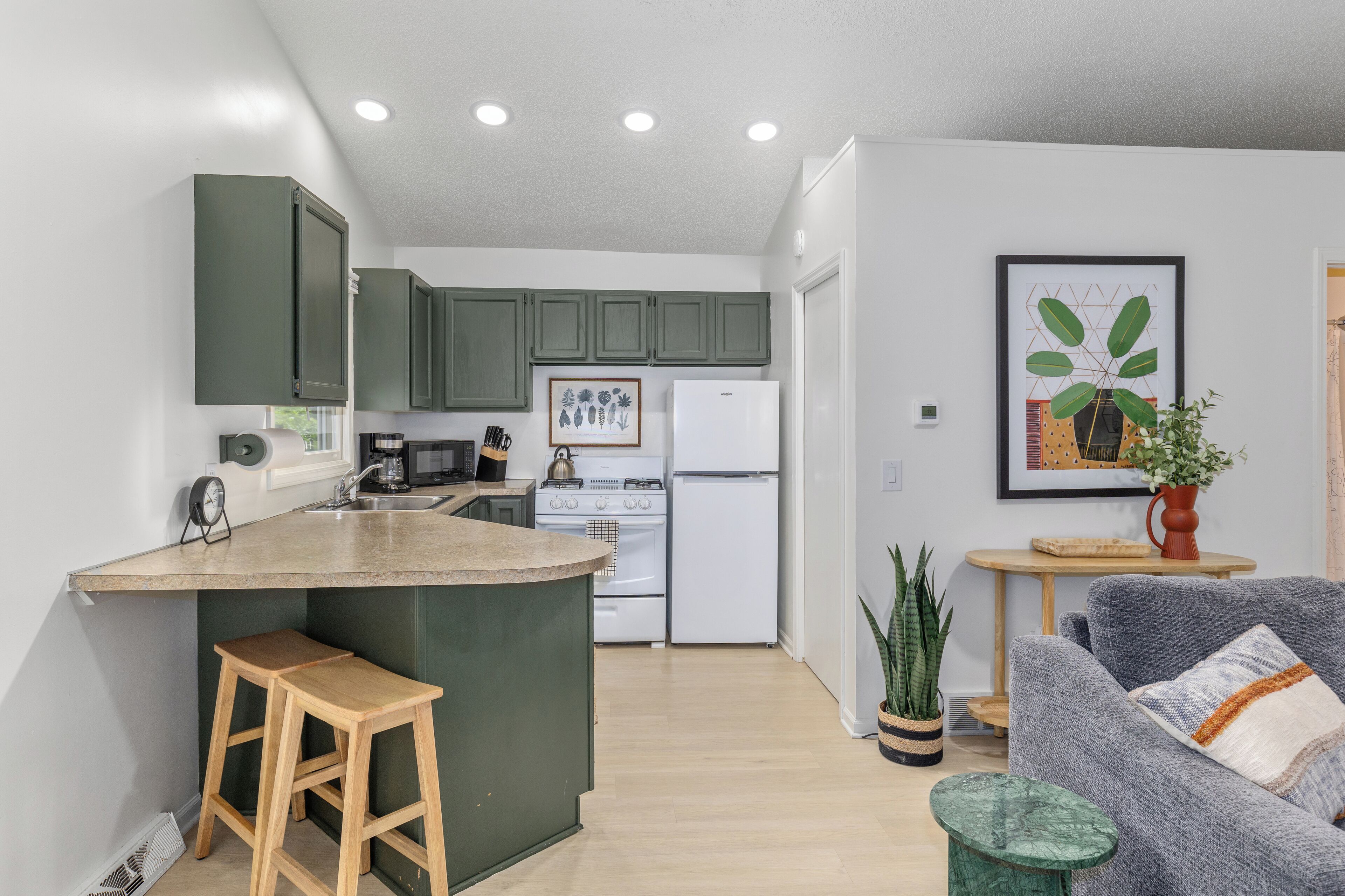 Refrigerador, microondas, horno y parrilla de estufa 