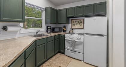 Charming 2-bedroom house in Saugatuck with AC, WiFi, Pet Friendly