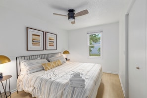 2 habitaciones, escritorio, tabla de planchar con plancha y wifi