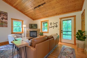 Una televisión, una chimenea, videojuegos, un reproductor de DVD