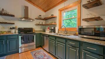 Køleskab, mikrobølgeovn, ovn, kogeplade