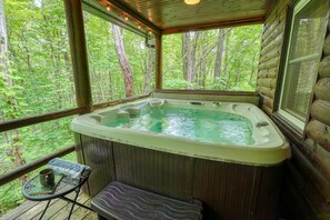 Outdoor spa tub - Havenwood Hocking Hills (Logan)