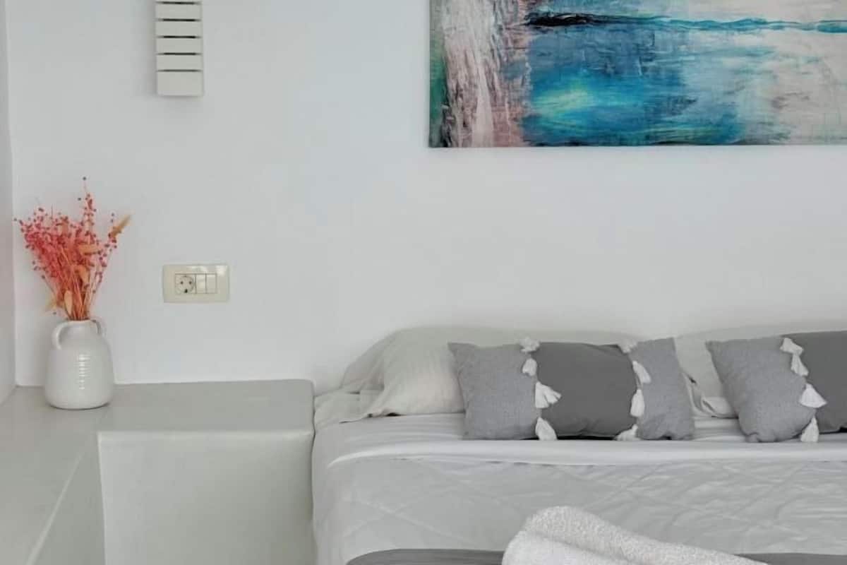 1 bedroom, in-room safe, iron/ironing board, free WiFi