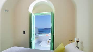 Honeymoon suite, hot tub, uitzicht op zee | Een kluis op de kamer, een strijkplank/strijkijzer, gratis wifi