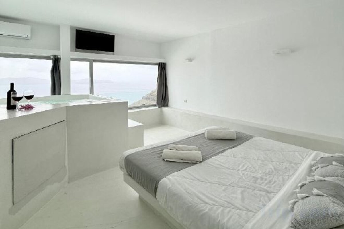 In-room safe, iron/ironing board, WiFi (free), bed sheets