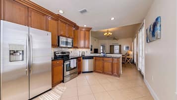 ثلاجة، ميكروويف، فرن، موقد طهي مسطح