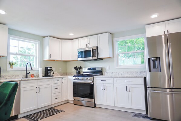 Microwave, oven, stovetop, dishwasher - Charming 3-bedroom house in enjoyable Endwell (Endicott)