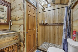 Shower, hair dryer, towels, soap - Cozy cabin (New Lexington)
